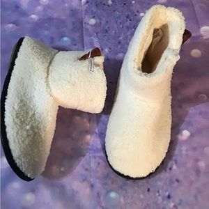 Women’s size medium 7 - 8 Hanes booty slippers CC